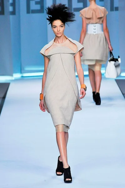 Look 3
